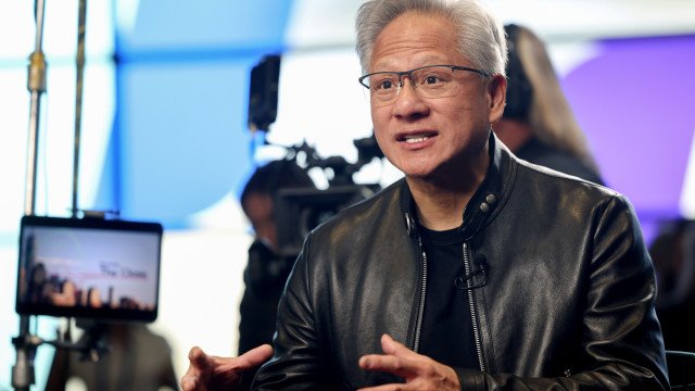 Casaco do líder da Nvidia vendido em leilão por quase 1 milhão de dólares