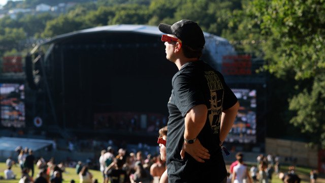 Paredes de Coura: Festival de olhos no sol para ver eclipse 